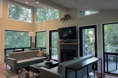 Image de Private Wooded Acre, Soaring Windows in Nat’l Park, 2 blocks to the beach