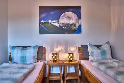 Image de Sunflower vacation apartment with terrace and outdoor seating area