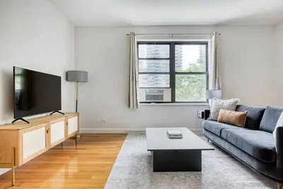 Luxe Ues Studio w/ Elevator, walk to Bloomingdale's, by Blueground