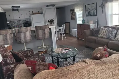 Image de Spacious mobile home with large kitchen/living area and porch with barbeque.