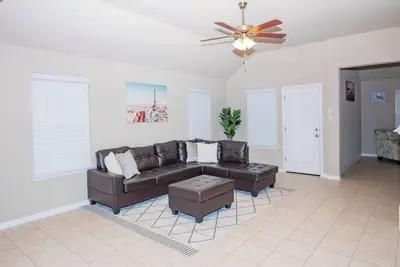 Image de Serene Austin Escape a minute walk to the communal pool and gym