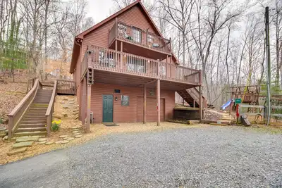 Image de Ellijay Resort Cabin w/ Fire Pit, Decks, & Hot Tub
