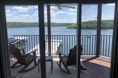 Image de Updated Lakefront Condo 2/2, Amazing Views, Location, Pool, Waterfront Patio!