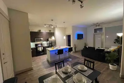 Image de luxury condo near the galleria