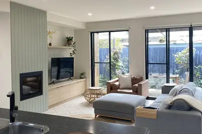 Image de Anchor Ocean Grove-Surf, Cafés, Winebars, Wineries, Bars, Gas Fireplace!
