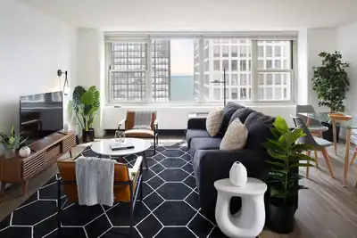 Image de Chic Corner 2br in Streeterville | Roof Deck | Lake Views