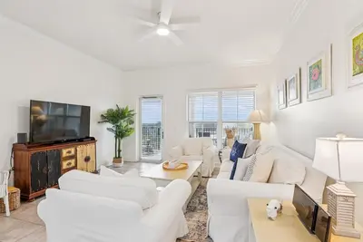 Image de 504 North Shore ~ Top Floor Villa Just Steps to Beach!