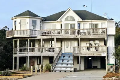 Image de 7 Bed 5 Bath Newly Renovated Beach Getaway only 500 feet to the Beach