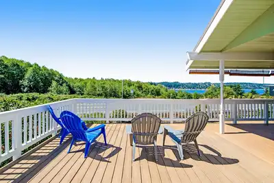Image de Family-Friendly Home with High-Speed WiFi, Water View, W/D, and Enclosed Yard