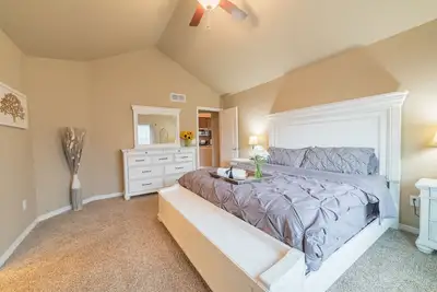 Image de Gorgeous New Home - Theatre, Ping-Pong, & Stunning Mountain Views