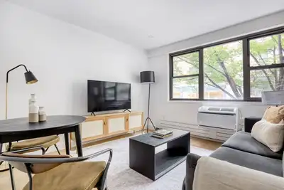 Dreamy Midtown East Studio w/ Elevator, near Central Park, by Blueground