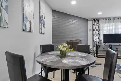 Image de Beautiful remodeled 2 bedroom, walking distance from Downtown with Ac
