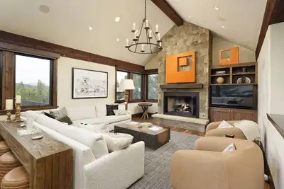 Image de Spacious Multi-Level Aspen Home. Central A/C Upper Level. Private Ht, Garage, Balcony, Gas Fp, Grill