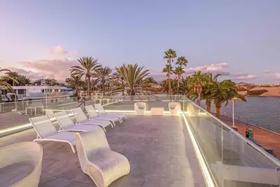 Maison de vacances de luxe près de la plage avec vue sur la mer, terrasse, climatisation et WiFi