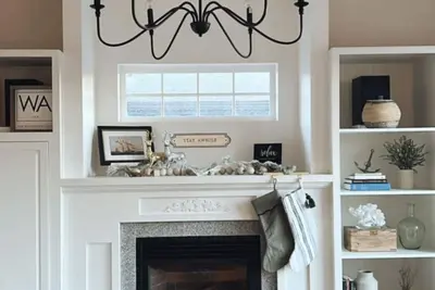 Image de Bright + spacious house w/ hot tub. Close to beach!