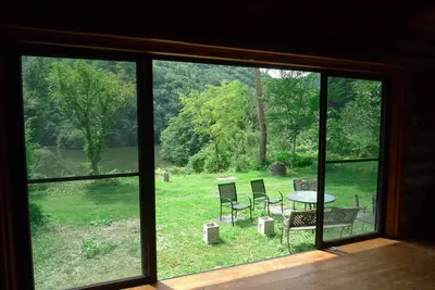 Image de A special space overlooking the dam lake Give you - Kaminoyama Log House / Suzu Ishikawa