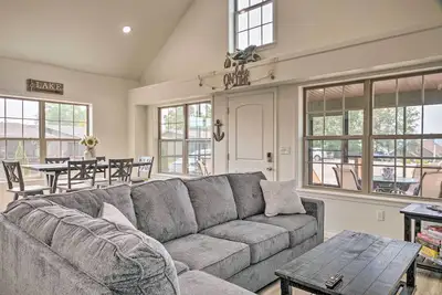 Image de Updated Cabin w/ Direct Lake Access & Pool!