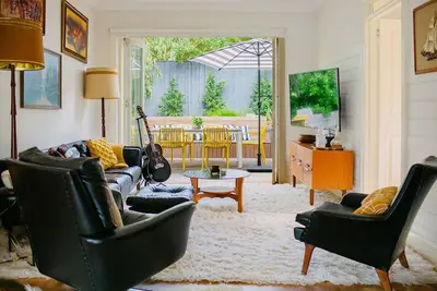 Image de Mid-Century Manor by the Sea