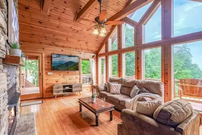 Image de Quaint Cabin w/ Huge Deck, Hot Tub, Views!