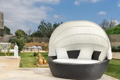 Image de Tastefully furnished vacation home max. 6 pers. outside Campos.