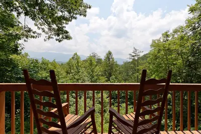 Image de Private cabin, mountain views, jacuzzi, fireplace, deck. Pet Friendly!