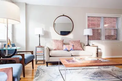 Image de Transit-Friendly Home // Old Town // Parking