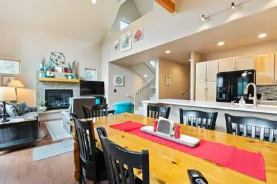 Image de 3 Bdr Retreat - Cozy Home w/ Private Hot Tub!
