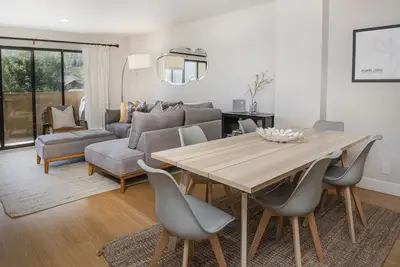 Image de Steps from Riverfront Gondola, Modern Cozy Condo, Free Underground Parking