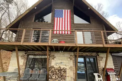 Image de Beautiful log cabin on the water with game room