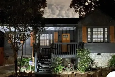 Image de Walkable East Atlanta Beltline Bungalow in great neighborhood