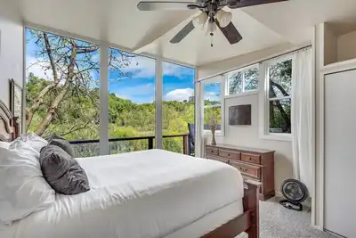 Image de River View Lodge - Hot Tub and Tastings Included