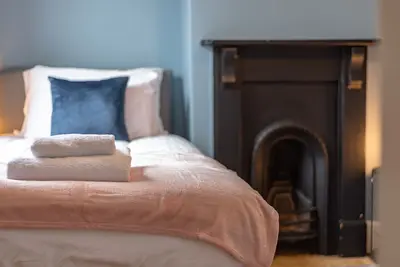 Image de Cosy 2 Bedroom House Near Royal Berks Hospital Sleeps 6 Private Garden Free WiFi