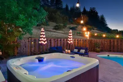 Image de Calistoga Vineyard Getaway - Hot Tub and Tastings Included