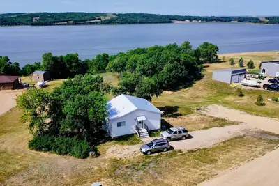 Image de Backyard Lake Access, Kayaks, Fire pit, Grill, Hammock, Deck, Beautiful Views
