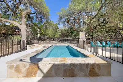 Image de Los Encinos @ Frio River Vacation Rentals-Freshly renovated home with a pool