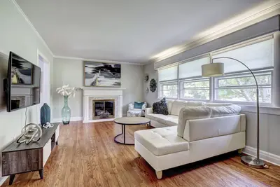 Image de Newly Renovated! Expertly decorated! 4\/2 Charmer!