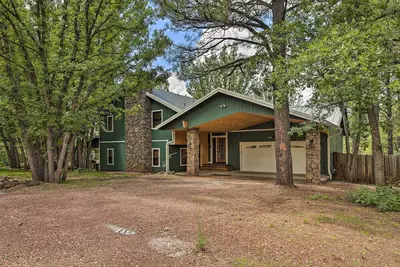 Deck + Yard: Family-Friendly Pinetop Retreat