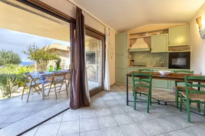 Image de Villetta \"Li Rocchi\" : vue mer, piscine, jacuzzi, Wi-Fi, climatisation et jardin