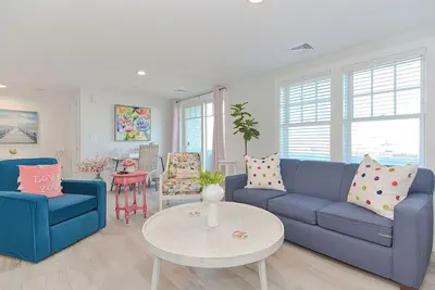 Image de Luxury Mayflower & Harbor View Condo at Harbourtown with Long Private Balcony