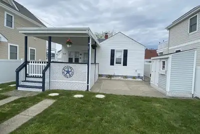 Image de Updated Cottage only 2 blocks from beach and boards!