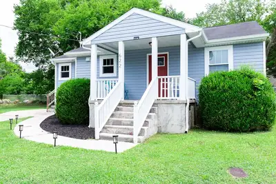 Image de Sweet Peach Bungalow 2br + laundry. One mile from I-75 yet quiet. Newly updated.