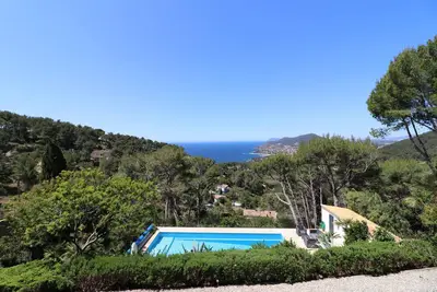 Image de Villa face mer, piscine chauffée, plein sud dans domaine privé à Carqueiranne