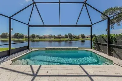Image de Outstanding Lake View and your own pool, 2 bedroom, 2 bath plus den