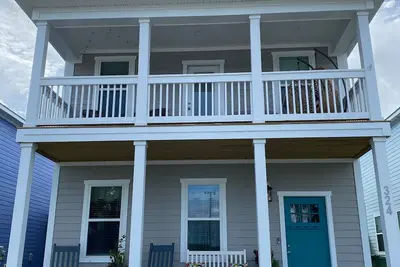 Image de Downtown Coastal Craftsman Escape close to Riverwalk, Amphitheater, Beaches! !