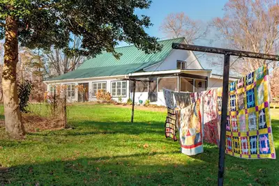 Image de Possum Trot Lodge - Wedding & Event Venue, Lodging for 18, Stone Fireplace