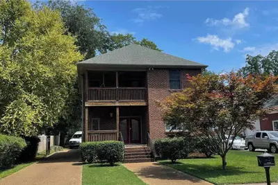 Image de Fenced In 3 Bedroom Walkable to Desirable Downtown Setting