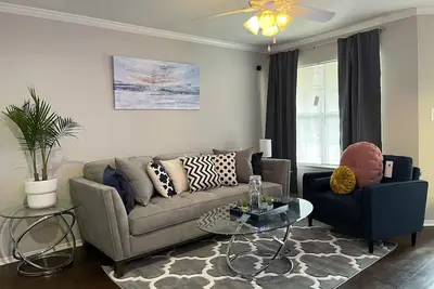 Image de Entire Cozy 1br/1ba King Ste Condo + Free Parking + Controlled Access + Sleeps 4