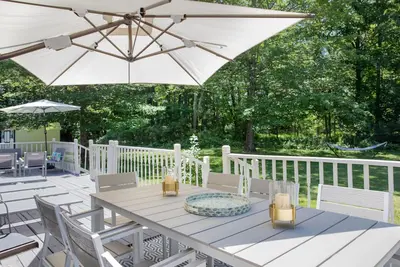 Image de Large Pool + New spacious 4 Br home - walk to Gym, Tennis & Boating on Lake!