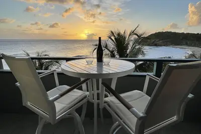Image de Spectacular Oceanfront Villa: Stunning Views, Breezes, Serenity, and Pristine!
