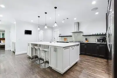 Image de Buckhead New Charming & Spacious Home!